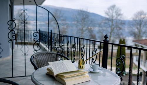 Standard Room with Side Lake View