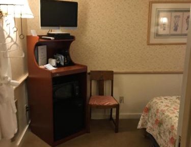1 Queen Bed With Private External Bathroom (NO Pets)