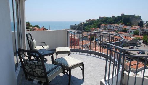 Three-Bedroom Apartment with Balcony