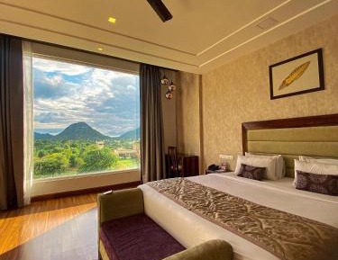 Pool View Suite with Bathtub 