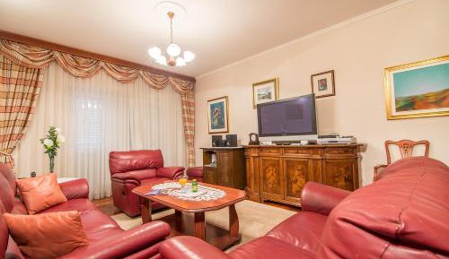 Deluxe Two-Bedroom Apartment with Terrace (6 Adults)
