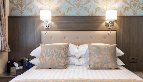 Suite with Lake View