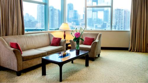 One-Bedroom Suite Lounge Access