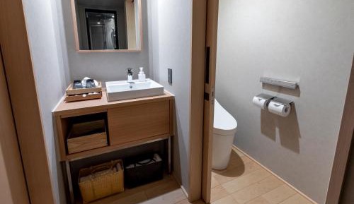 Corner Twin Room with Shower - Non-Smoking