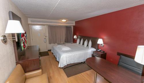 Premium King Room Smoke Free (Upgraded Bedding & Snack)