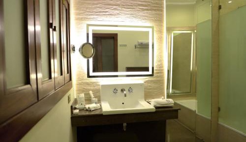 Queen Room with Pool View