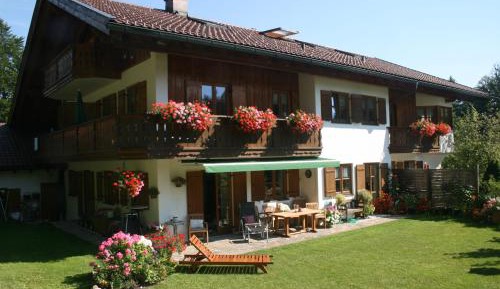 One-Room Apartment (2-3 adults)