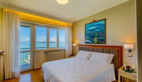Deluxe Double Room with Lake View
