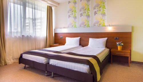 Deluxe Twin Room with Sofa Bed - Free Late Check-out