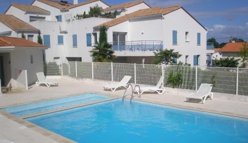 Apartment with Pool View 