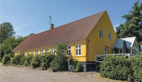 Nine-Bedroom Holiday Home
