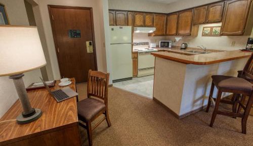 Deluxe Queen Suite