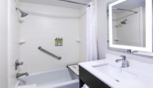 Standard Queen Room with Two Queen Beds and Mobility Accessible Tub