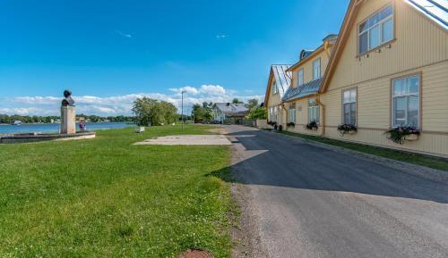 One-Bedroom Apartment with Lake View