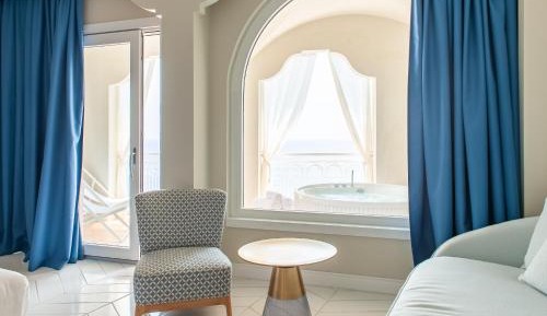 Deluxe Suite with Spa Bath
