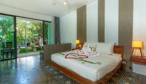 King Cabana with Pool Access
