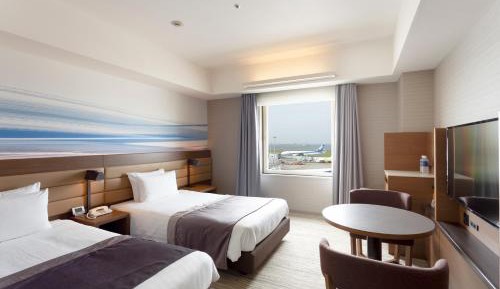 Deluxe Twin Room with Runway View on 4th or 5th Floor- Non-Smoking