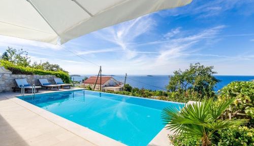 Six-Bedroom Villa with Terrace and Swimming Pool