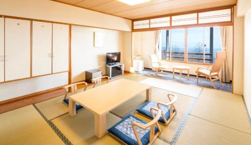 Japanese-Style Family Room with View - Non-Smoking