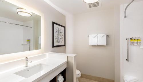 Standard Queen Room with Two Queen Beds and Mobility Accessible Tub