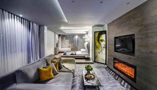 Executive Suite with Hot tub and Fireplace