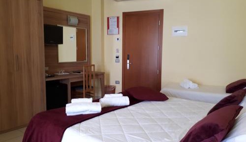 Triple Room with balcony and side Sea View