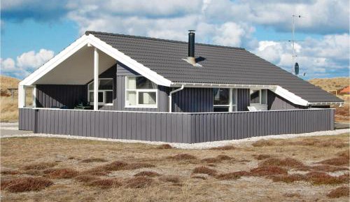 Three-Bedroom Holiday Home 