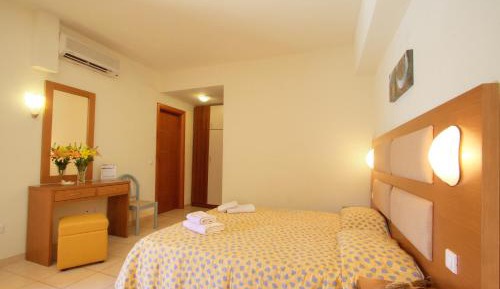 Apartment with Small Swimming Pool Garden View