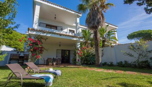 Three-Bedroom House (6 Adults)