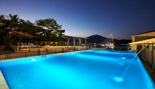 Staycation Offer - Deluxe Family Room - Free access to swimming pool for 2 pax