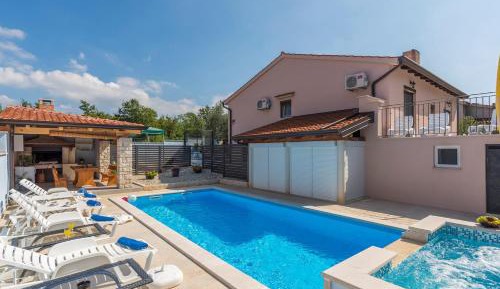 Apartment with Pool View 