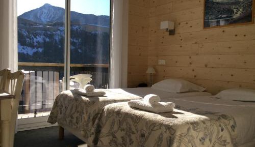 Standard Twin Room with Mountain View