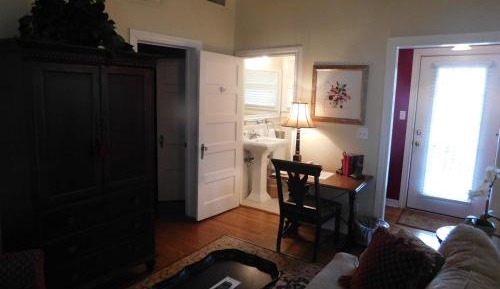 Deluxe Queen Suite