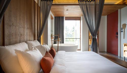 Deluxe with Bathtub