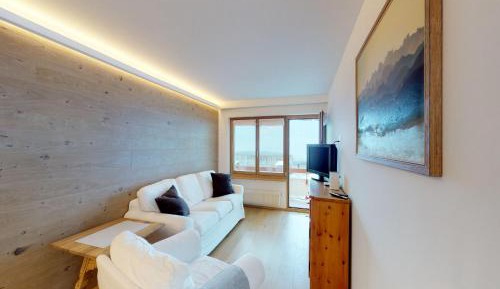 Apartment with Mountain View