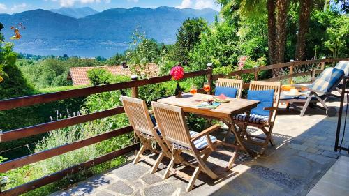 Apartment with Garden and Lake View