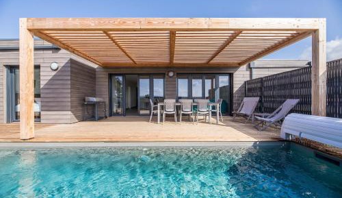 Four-Bedroom House with Air Conditioning, 23 ft Private Pool and Terrace (8 Adults)