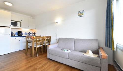 Studio (5 Adults)