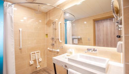 King Room - Disability Access/Roll in Shower - Non-Smoking