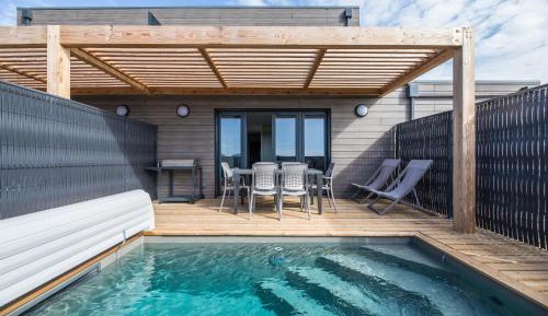 Three-Bedroom Duplex House with Air Conditioning, 13 ft Private Pool and Terrace (6 Adults)
