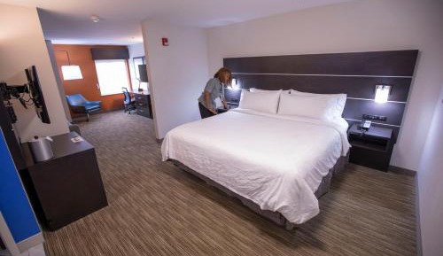 Suite with Accessible Transfer Shower - Non-Smoking