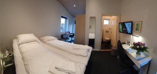 Deluxe Double Room with Private Bathroom