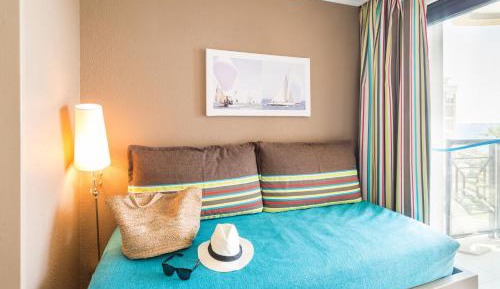 One-Bedroom Apartment with Sea View (5 Adults)