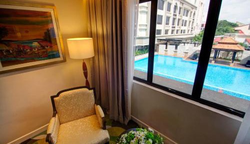 Premier Pool View Queen