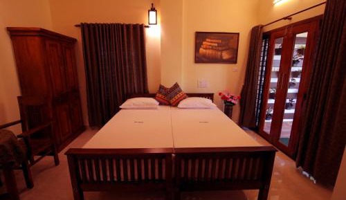 Deluxe Double Room (2 Adults + 1 Child)