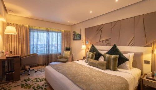Suite(With 2 ways Airport Transfer on sharing basis / 2 Beer pint or two 30 ml alcoholic house brand drink at Happy Hours - 1700 to 1900 Hrs)