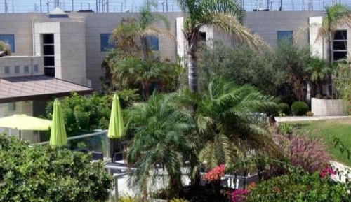 Apartment with Pool View 