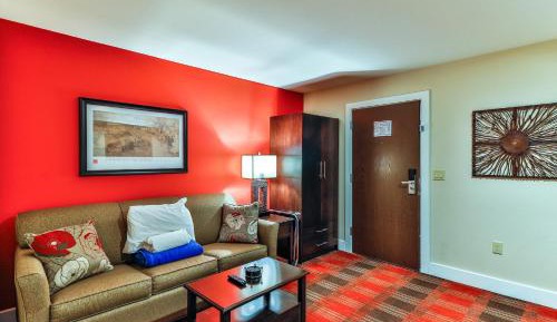 Deluxe Queen Suite