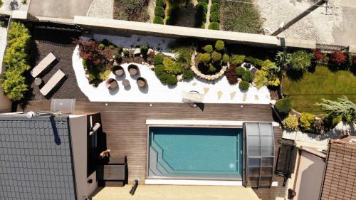 Apartment with Pool View 