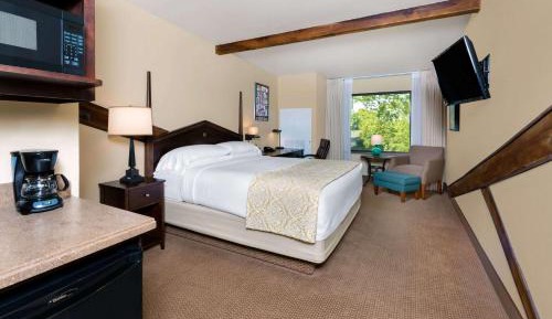 King Room with River View - Non-Smoking